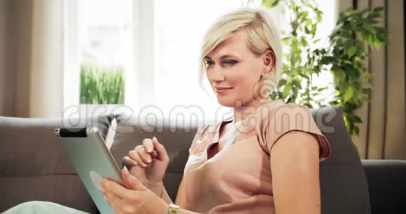 女人在沙发上滚桌子视频的预览图