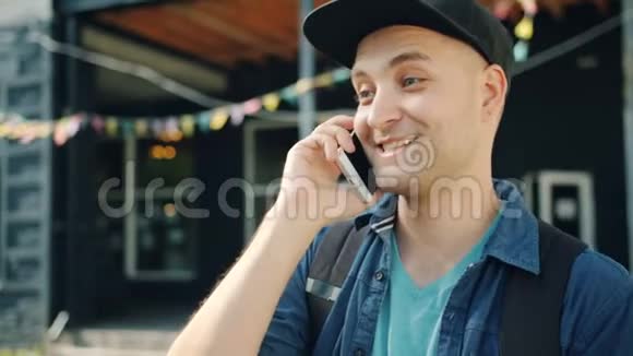 城市街头用手机说话的年轻人慢镜头画像视频的预览图