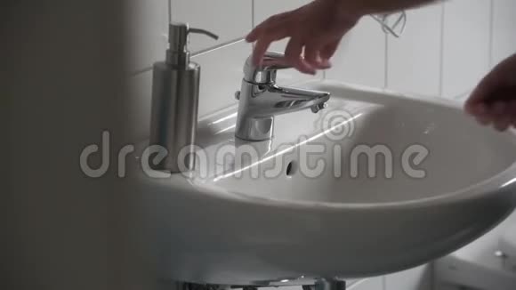 男人彻底洗手洗手池视频的预览图