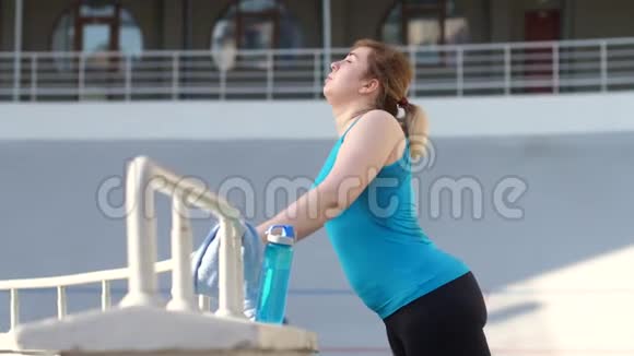 疲惫的胖女人在跑步时吸了口气视频的预览图