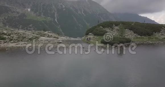 莫尔斯基奥科海眼或海眼是塔特拉山上最大第四深的湖泊视频的预览图