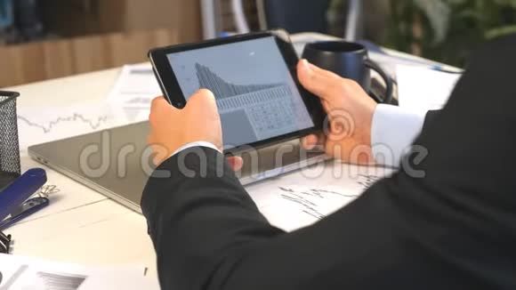年轻商人的男性手开发一个商业项目并分析平板电脑上的统计数据信息视频的预览图