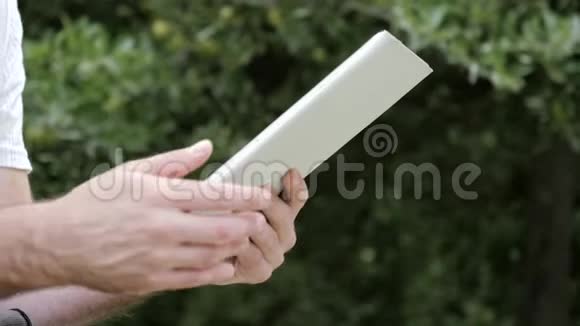 人类手中握着数字平板电脑视频的预览图