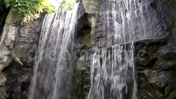 美丽的瀑布流淌着巨大的岩石悬崖自然背景视频的预览图