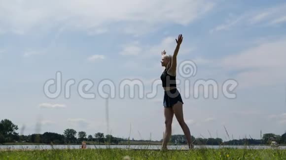 小女孩在蹦床上跳着在空中做绳子动作很慢视频的预览图
