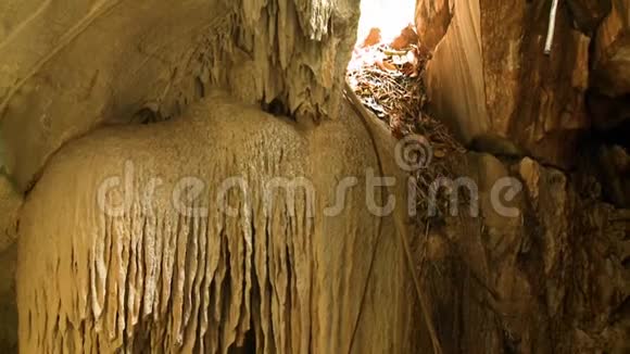 洞穴的内部向一个入口望去视频的预览图
