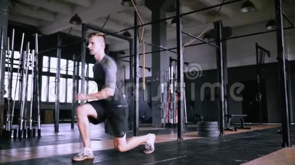有吸引力的肌肉人在健身房锻炼和训练肌肉弓步蹲视频的预览图