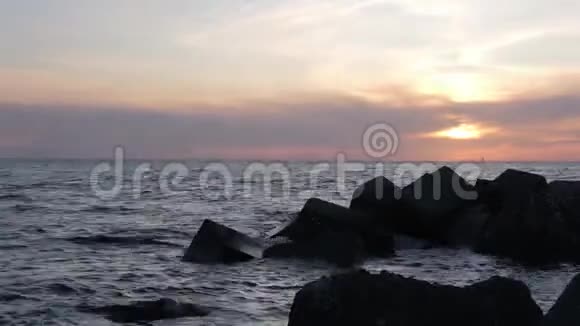 美丽的戏剧性日落在海上波罗的海日落时间视频的预览图