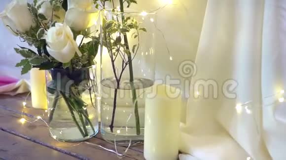 花瓶里美丽的玫瑰花束为婚礼设置了漂亮的视频的预览图