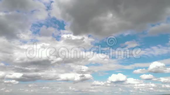 蓝天中的云运动视频的预览图
