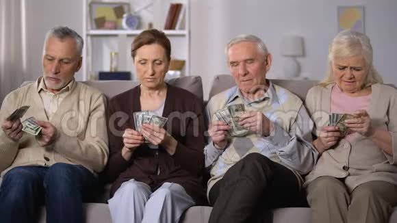 贫穷的老年夫妇在家里数美元缺钱社会不安全视频的预览图