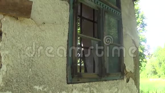 窗户上被遗弃的房子碎玻璃视频的预览图