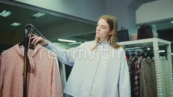 年轻女子在服装店试穿衣服视频的预览图