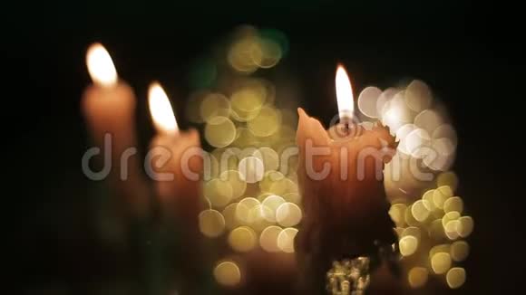 明亮的蜡烛在黑暗的房间里燃烧背景是各种闪烁的高光舒适的气氛视频的预览图