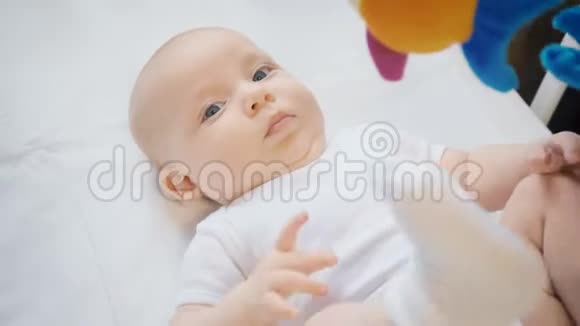 带婴儿手机的四个月小女孩视频视频的预览图