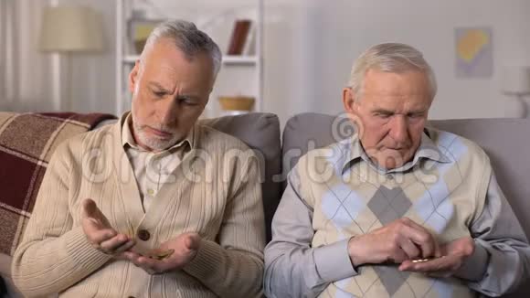 老年男子数硬币看相机社会收入低贫穷视频的预览图