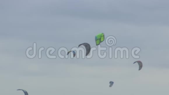 荷兰彩色海滩风筝视频的预览图