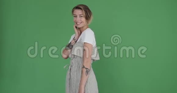 有着绿色背景纹身的嬉皮士女人视频的预览图
