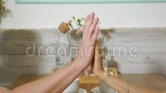 可爱的男人和女人摸着手在咖啡馆约会视频的预览图