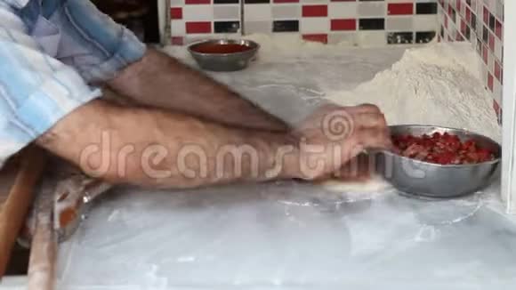厨师用肉做比萨饼视频的预览图