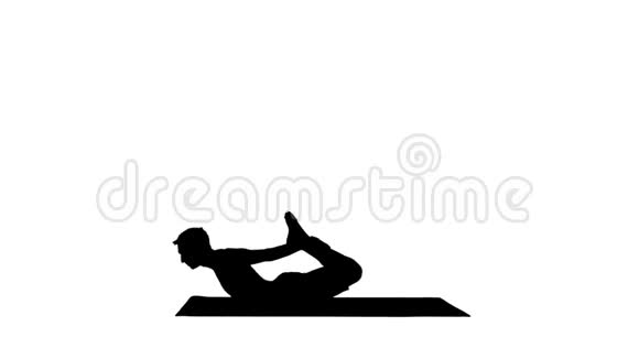 剪影运动肌肉年轻瑜伽男子做后弯运动达努拉萨纳弓姿势视频的预览图