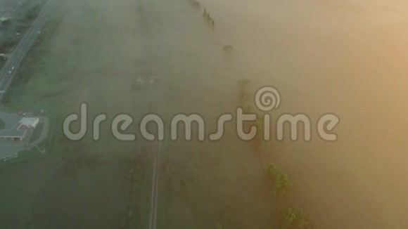 居民区附近雾状铁路高空旋转视点4K视频的预览图
