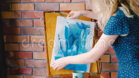 抽象绘画工艺艺术家蓝色水彩视频的预览图
