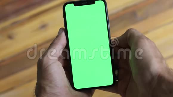 用彩色钥匙绿色屏幕看智能手机视频的预览图