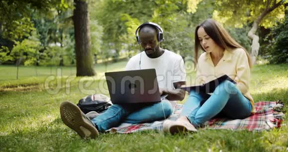 多种族的朋友在公园学习视频的预览图