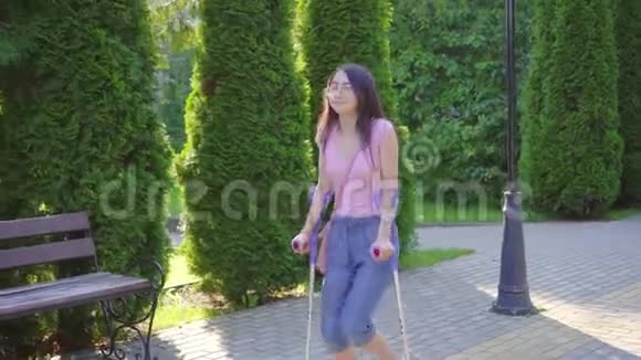 年轻积极的亚洲妇女拄着拐杖在公园里散步视频的预览图