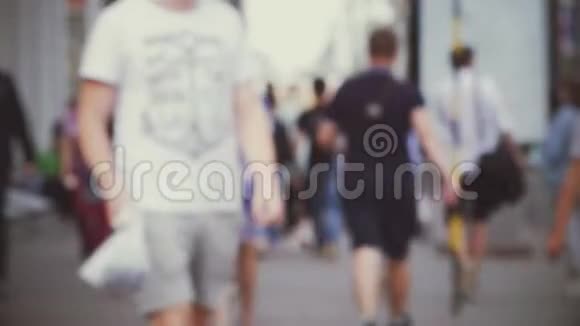 繁忙的城市生活分散注意力的人走在城市的街道上视频的预览图