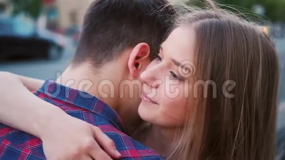 爱情告白甜蜜少年情侣拥抱街头视频的预览图