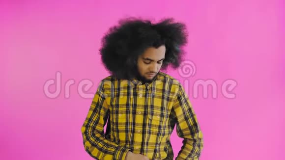 沮丧的年轻非裔美国男人拿着破手机的紫色背景情感概念视频的预览图