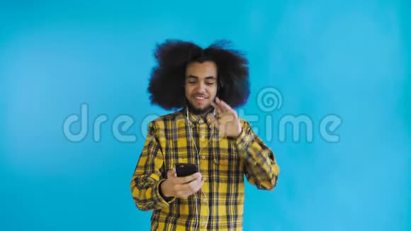 年轻的非裔美国人视频电话与电话蓝色背景情感概念视频的预览图