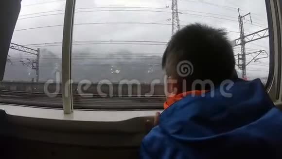 从新干线火车出发男孩正在日本观雪地视频的预览图