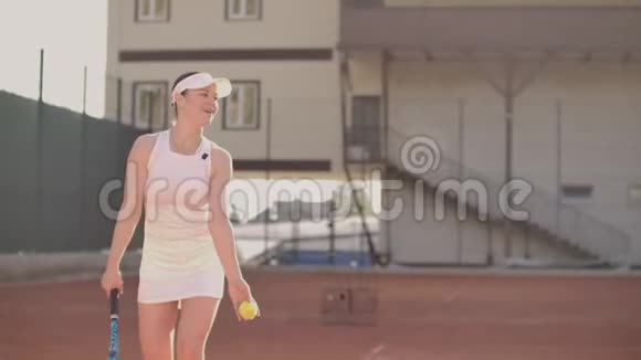 网球发球女子网球运动员发球夏天在外面打网球适合女性运动员练习健康视频的预览图