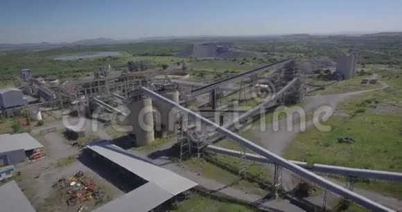 一个封闭废弃的矿山矿石加工厂视频的预览图