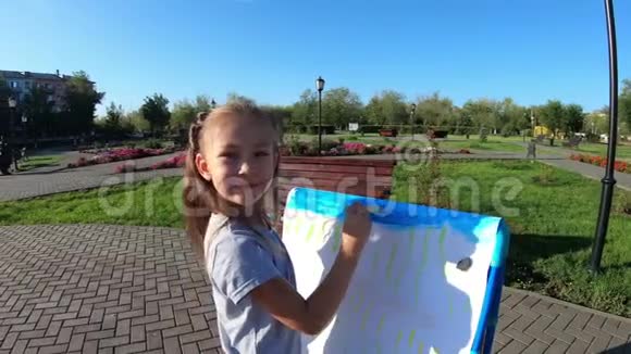 小女孩在街上画画视频的预览图