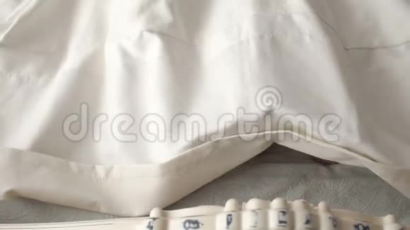 男人和女人在白色的床上白色的毯子下的腿脚的特写视频的预览图