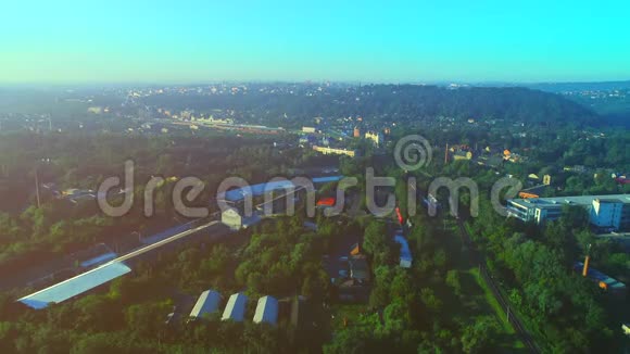 郊区的空中镜头4K全景视图视频的预览图
