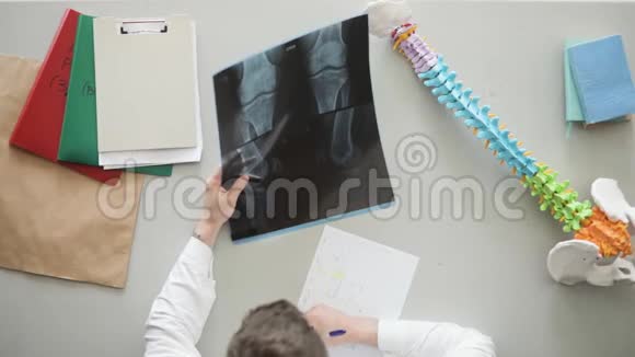 伦琴学家医生用他工作场所的x射线图像的描述来填补空白视频的预览图