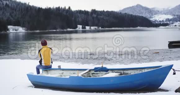 惊人的视频捕捉游客谁有一些冥想时间在大自然中间与一个大湖和雪视频的预览图
