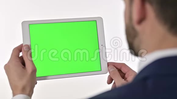 商人用彩色屏幕滚动平板电脑白色背景视频的预览图