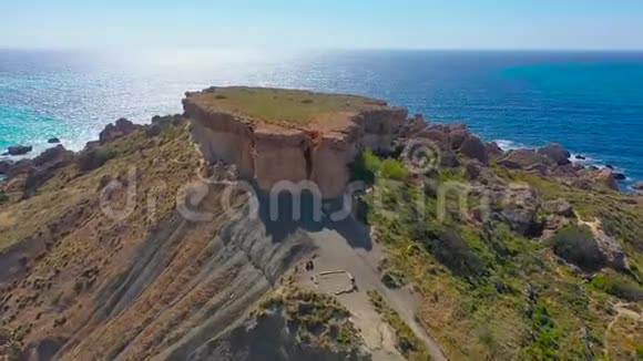 从海边的悬崖上飞行从悬崖上俯瞰空中景色视频的预览图