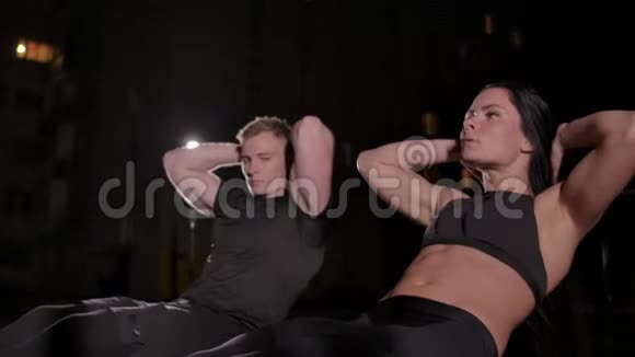 运动情侣一男一女一起在腹肌上做一个运动把身体的概念放到腿上坐一个视频的预览图