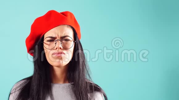 一位身穿红色贝雷帽微笑的美丽女子的迷人肖像视频的预览图
