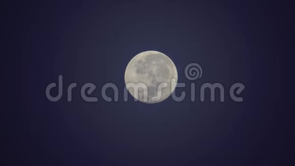 月亮在一年中最远的夜晚落在雾后面从镜头中拍照750毫米快速速度4x视频的预览图