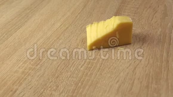奶酪躺在木桌上灯光不断变化视频的预览图