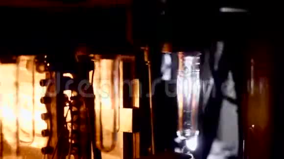制造塑料器皿瓶子在炉子加热和吹塑模具视频的预览图