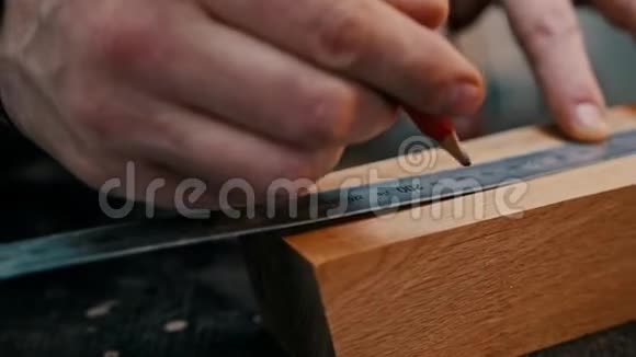 木工行业木工用尺量木片用铅笔做记号视频的预览图